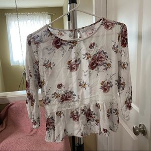 Floral blouse with lace detailing💗